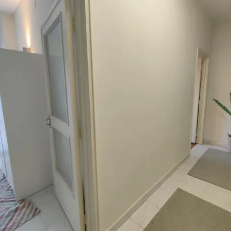 Lovely In Centre * Λεϊρία